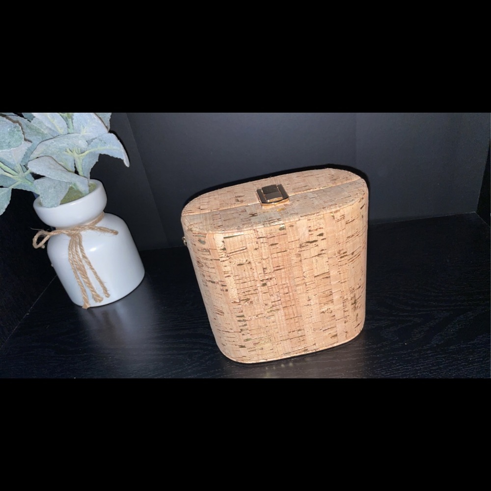 Bucket style clutch